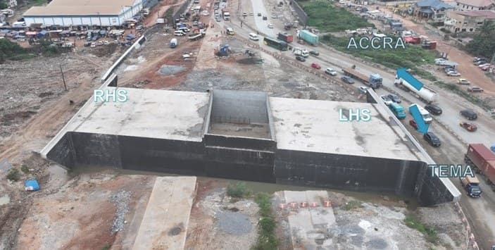 Construction of traffic-diversion walls on the left-hand side at Teshie Link Interchange, Km 6+363, with traffic passing between Accra and Tema